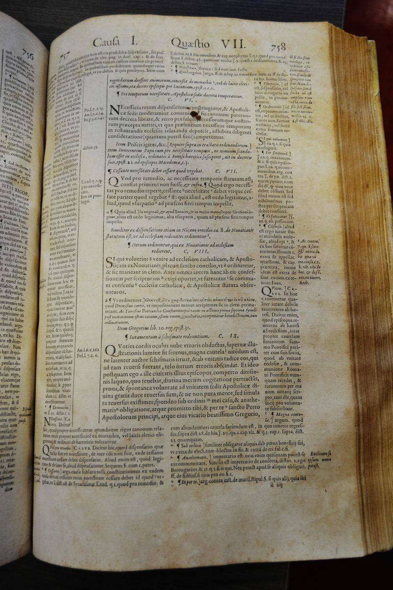 Le droit canonique était-il en avance sur son temps en permettant la stipulation pour autrui, alors que le droit français n'a formellement consacré cette pratique que lors de la réforme du 10 février 2016 (art. 1205) ?